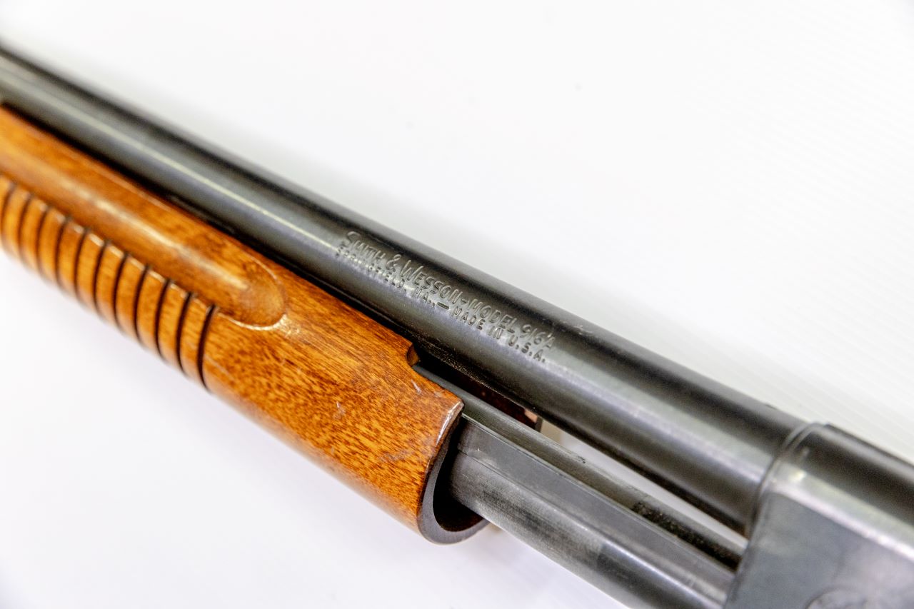 A Smith & Wesson model 916A pump-action shotgun.